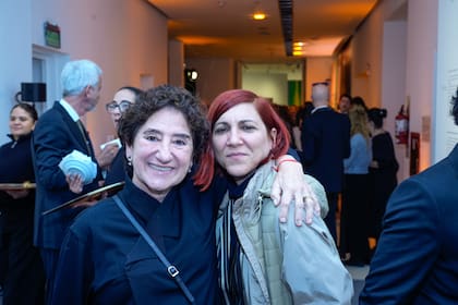 La galerista Orly Benzacar junto a Julia Converti