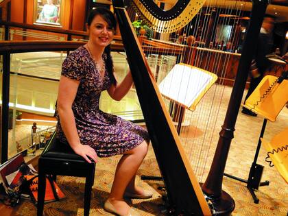 La galesa Rhianwen Pugh, una eximia intérprete en el arpa