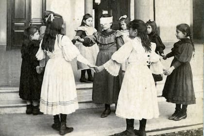 La gallina ciega, también llamado "gallito ciego".