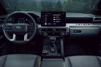 La gama convencional arranca con la SR5 y se extiende hasta la Limited, con precios que superan los US$56.000