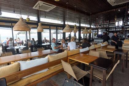 La Gamba, una de las de cinco propuestas gastronómicas exclusivas para disfrutar la noche de Año Nuevo en Pinamar, con opciones que destacan por su ambiente sofisticado, menús gourmet y vistas únicas en la costa argentina