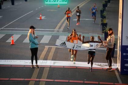 La ganadora de la Media Maratón de Buenos Aires fue la keniana Irine Kimais (1h.07m.59s.), escoltada por la etíope Atalel Dargie y su compatriota Vivian Kiplagat