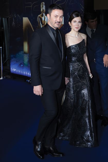 La ganadora del Martín Fierro de Oro, Cristina Pérez, estuvo con su pareja, el ministro de Defensa Luis Petri. La periodista brilló con un look inspirado en Audrey Hepburn: vestido de Gustavo Cadile, clutch de Peter Kent (diseñado para ella), joyas de Jean-Pierre y zapatos de Sarkany.