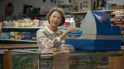 La ganadora del Oscar Annette Bening da vida a Marge Selbee, quien ayudaba a Jerry a imprimir miles de boletos de lotería.