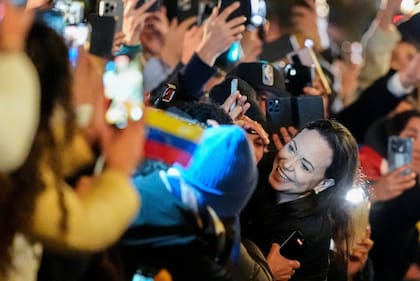 La ganadora del Premio Nobel de la Paz, María Corina Machado, con la multitud reunida frente al Grand Hotel, en Oslo, Noruega, el 11 de diciembre de 2025