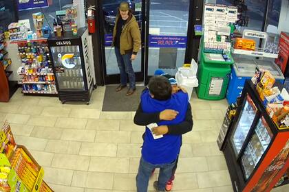 La ganadora reaccionó con abrazos a un empleado de la tienda y saltos de alegría