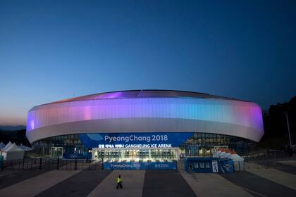 La Gangneung Ice Arena está iluminada para los Juegos Olímpicos de Invierno en Gangneung, Corea del Sur