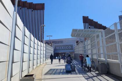 La Garita Internacional San Ysidro es el cruce más occidental de la frontera entre Estados Unidos y México