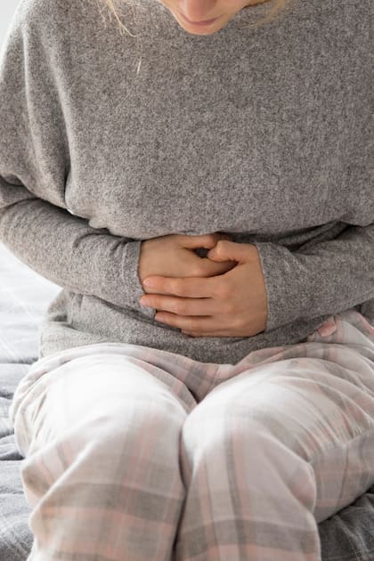 La gastritis produce dolor o molestia en la parte superior del abdomen