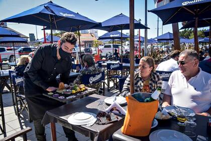 La gastronomía al aire libre fue una de las actividades elegidas por los turistas que se volcaron a distintas ciudades de la costa atlántica en el fin de semana largo