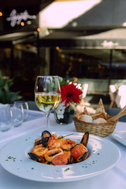 La gastronomía italiana y los frutos de mar siempre se llevan bien, y Figata le hace honor a esa alianza