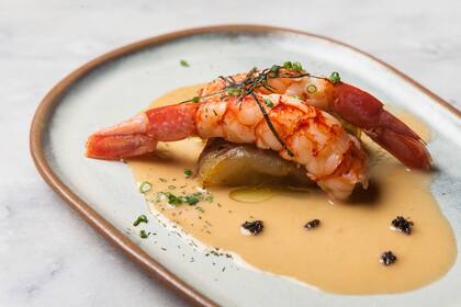 La gastronomía por sí sola amerita una visita al restaurante. Y aquel que quiera lujo acá lo tiene.