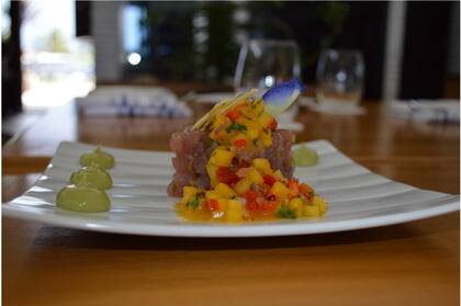 La gastronomía tiene una fuerte influencia de Cuba y Jamaica, vecinos de las islas