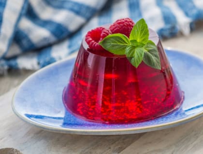 La gelatina es una proteína hecha de colágeno animal, generalmente de vacas y cerdos