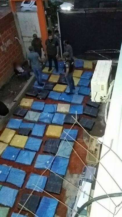 La Gendarmería secuestró una tonelada y media de marihuana, 24 kilos de cocaína y varias armas de todo tipo y calibre al cabo de 30 allanamientos en Ingeniero Budge y otras localidades del sur y el sudoeste del Gran Buenos Aires