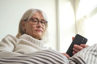 Los adultos mayores también se pasan el día mirando el celular como los adolescentes