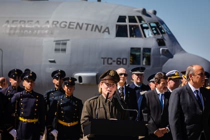 La general estadounidense Laura Richardson; detrás el Hércules C-130 donado a la Fuerza Aérea Argentina