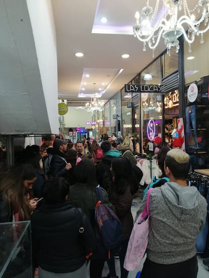 La gente, agolpada en la puerta de Las Locas