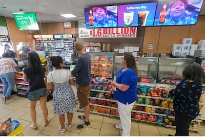 La gente aguarda para comprar un boleto de la lotería Mega Millions en un 7-Eleven en Chino Hills, California