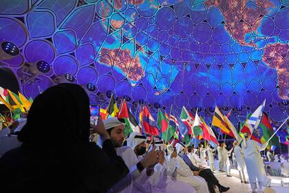 La gente asiste a la ceremonia de apertura de la Dubai Expo 2020,