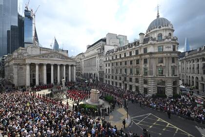 La gente asiste a la lectura de la proclamación de adhesión del rey Carlos III en el Royal Exchange de la ciudad de Londres
