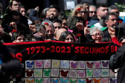 La gente asiste a una ceremonia para conmemorar el 50 aniversario de la dictadura chilena frente al Palacio Presidencial de La Moneda en Santiago, el 11 de septiembre de 2023