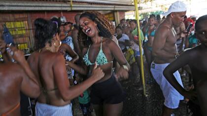 La gente baila en los bares junto al estanque artificial conocido como piscinao, al norte de Río de Janeiro, Brasil.