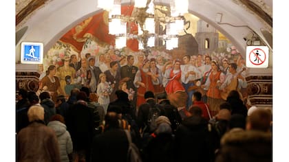 La gente camina durante la hora pico en Kievskaya estación de metro en Moscú, Rusia