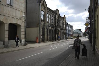 La gente camina en el centro de la ciudad de Suwalki, Polonia, el jueves 7 de julio de 2022