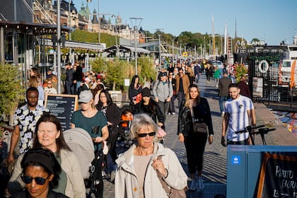 La gente camina en Stranvagen en Estocolmo el 19 de septiembre de 2020, durante la pandemia del nuevo coronavirus
