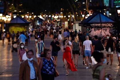 La gente camina por la calle Las Ramblas de Barcelona el 25 de julio de 2020