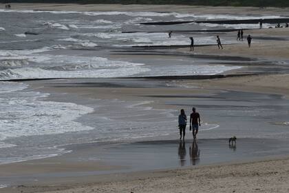 La gente camina por la playa en Atlántida, departamento de Canelones, Uruguay.