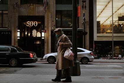 La gente camina por las calles de Manhattan con barbijo el 1 de marzo de 2021 en la Ciudad de Nueva York, en plena pandemia de coronavirus