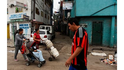 La gente camina por una calle en el barrio de Villa 31 en Buenos Aires, Argentina