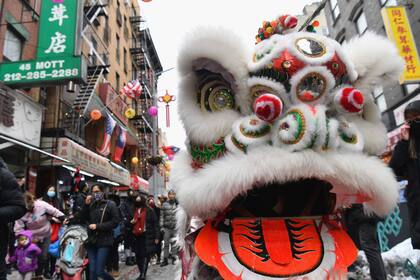 La gente celebra el feriado del Año Nuevo Lunar en Chinatown el 12 de febrero de 2021 en la ciudad de Nueva York