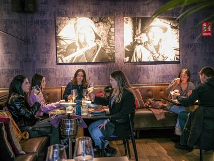 La gente cena en uno de los restaurantes peruanos de César Figari en Madrid; Figari emplea a 45 personas, todas de América Latina. (Samuel Aranda/The New York Times)