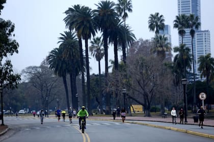La gente corre, anda en bicicleta y en rollers por los Lagos de Palermo