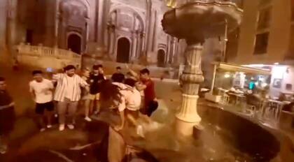 La gente de Málaga de inmediato se tiró a la fuente en cuanto se escuchó la sugerencia de Gerard Piqué