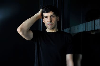 "La gente de teatro considera que lo que hago le va a encantar a los de las artes visuales, y son ellos mismos los que aseguran que mi público está entre los del cine", reconoce el artista