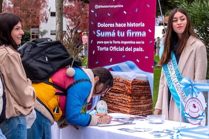 La gente deja su firma para impulsar el proyecto que busca reconocer al producto como la torta oficial del país
