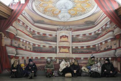 La gente descansa en el metro de Kiev, usándolo como refugio