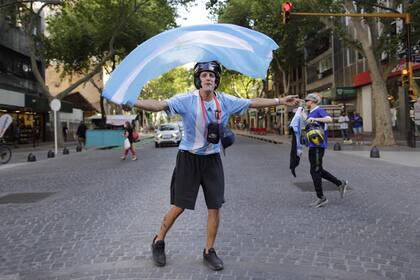 La gente despide a Diego Maradona en las calles de Mendoza