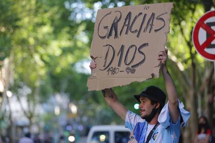 Agradecimientos a Diego Maradona en las calles de Mendoza