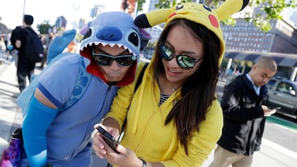 La gente disfrazados de los personajes del juego participan en una búsqueda Pokemon Go durante una reunión de jugadores  en San Francisco.