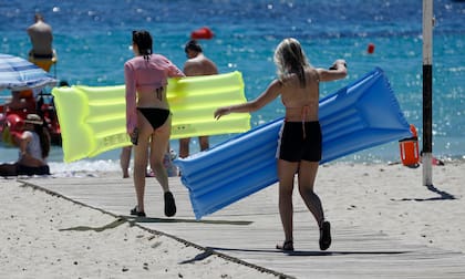 La gente disfruta de la playa en Mallorca, España