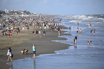 La gente disfruta de la playa hasta última hora en el final de la segunda quincena de enero y en pleno recambio turístico