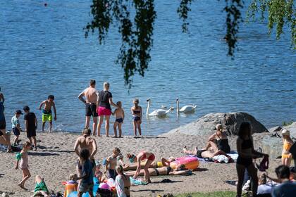 La gente disfruta de las temperaturas de verano en la playa de Malarhojdsbadet en el lago Malaren en Estocolmo, Suecia, el 23 de junio de 2020