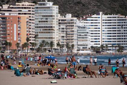 La gente disfruta de un día en la playa de Cullera cerca de Valencia el 12 de octubre de 2020 en plena pandemia de coronavirus