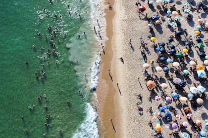 La gente disfruta de un día en la playa de Copacabana con altas temperaturas, en Río de Janeiro, Brasil