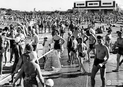 La gente disfruta del balneario que funcionó durante una década cerca del Aeroparque Metropolitano